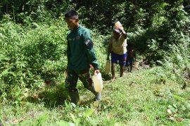 Satgas TMMD Bantu Masyarakat Ambil Air Bersih
