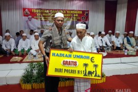 Kapolres HST umrahkan marbot Masjid Agung Riyadusshalihin