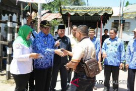 Pemerintah Kabupaten Balangan Bagikan KIS Pada Masyarakat