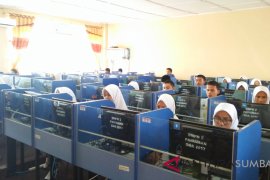 1.560 siswa SMA Pariaman ikuti UNBK, empat sekolah mandiri tiga penyelenggara (Video)