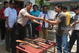 Secara sukarela, warga Solok Selatan serahkan tujuh senjata rakitan