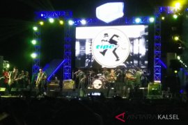 Band Tipe-X Hibur Warga Murakata