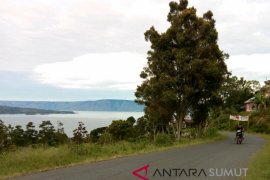 Jalan pendukung wisata Danau Toba perlu perbaikan