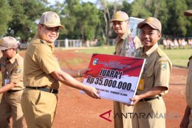 Pjs Bupati Serahkan Penghargaan Juara Lomba Desa-Kelurahan