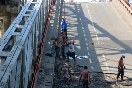 Jembatan Widang Ambruk Digempur