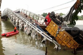 Evakuasi Tiga Truk di Bengawan Solo Widang Manfaatkan "Crane"