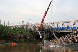 Perbaikan Jembatan Widang Tuban Manfaatkan Jembatan "Bally" (Video)