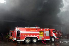 Flash - Gudang karet di kawasan Bypass terbakar (Video)