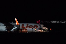 Pesawat Lion Air Tergelincir Mulai Dievakuasi