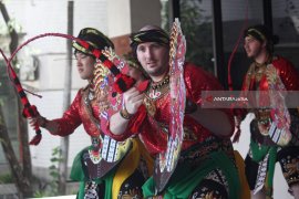 Mahasiswa Australia Diajari Ubaya Menari Jaranan Turonggo Yakso
