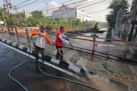 Membersihkan Kalimas