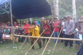 Warga suku Lauje gelar lomba arung jeram dan sumpit