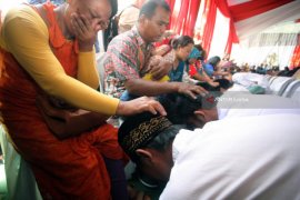 Anak Binaan Lapas Basuh Kaki Orang Tua