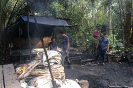 Polsek Bonti jalan lima km gerebek pabrik miras