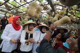 Puti Kunjungi Kampung Labu