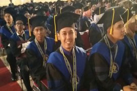 Anak loper koran ini berhasil menjadi wisudawan berprestasi IPB dengan IPK sempurna