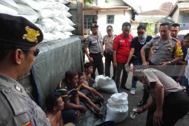 Polres Jember Tangkap Lima Tersangka Sindikat Pencuri Gula di Tengah Jalan (Video)