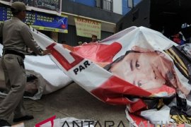 KPU Penajam tidak ganti spanduk-baliho yang rusak