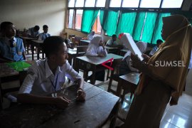 Sejumlah SMP laksanakan Ujian Nasional Kertas Pensil di Palembang Page 2 Small
