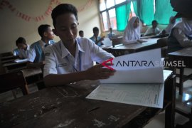 Sejumlah SMP laksanakan Ujian Nasional Kertas Pensil di Palembang Page 4 Small