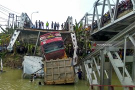 Jembatan Widang Ambrol Berada di Sisi Barat (Video)
