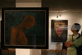Pelukis Beny Dewo Tampilkan Figur-figur "Humility"