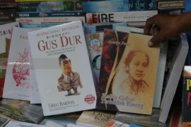 Buku Kartini Laris di "Kampoeng Ilmu" surabaya (Video)