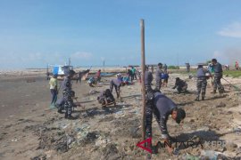 Lanal dan DLH Lingga bersih pantai