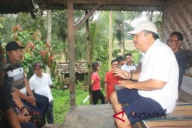 Sistem keroyokan, Pemkab Jembrana beri bantuan bedah rumah