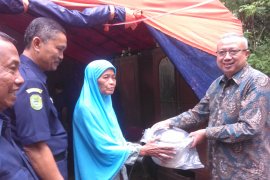 Bupati Bantul tinjau rumah roboh akibat lapuk