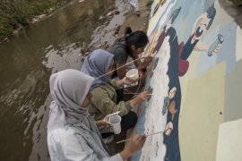 Melukis mural Cau Pisun di Kirmir Sungai Cikapundung Page 1 Small