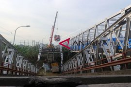 EVAKUASI TRUK DI JEMBATAN WIDANG Page 1 Small