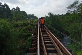 Inspeksi Jalur KA, Temukan Bantalan Lapuk (Video)