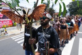 Mahasiswa Papua ikuti kirab Indonesian International Culture Festival Page 1 Small