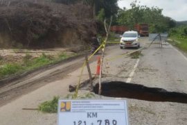 Jalan Lintas di Perbatasan Kuansing-Kampar Amblas, Pengemudi Hati-Hati Jangan Sampai Masuk Lobang