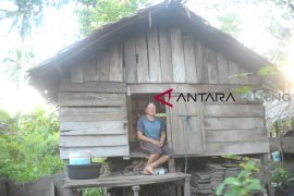 Menyedihkan! Seorang warga Seruyan tinggal di bekas kandang ayam