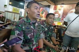 Dua anggota TNI tertembak peluru KKSB dievakuasi ke Wamena