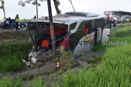 Tujuan berdarmawisata, bus rombongan guru justru terjun ke jurang