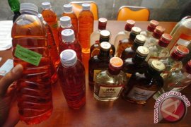 Dua orang tewas dan 10 lainnya dirawat setelah minum miras oplosan