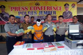 Pencetak dan Pengedar Uang Palsu di Jember Ditangkap (Video)