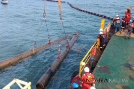 Pertamina angkat pipa patah dari teluk Balikpapan