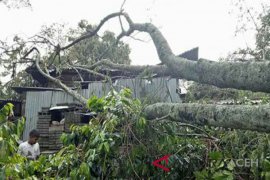 Atap rumah diterpa badai di Sabang