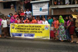 Polwan Polres Jayapura Kota anjangsana ke panti jompo