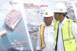 Presiden Jokowi tinjau pembangunan jembatan Holtekam Page 1 Small