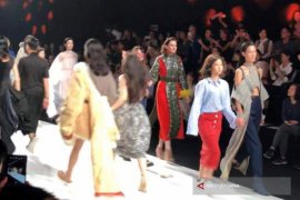 "Shanghai Fashion Week" Disemarakkan Dua Pelajar Indonesia