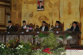 DPRD: rapat istimewah peringati HUT Sultra Page 1 Small