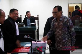 Sidang mantan Ketua DPRD Sulbar Page 1 Small