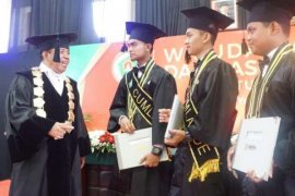 Tiga Penerima Beasiswa RAPP Lulus Cumlaude