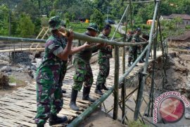 TNI-Polri dan Rutan Majene bangun jembatan