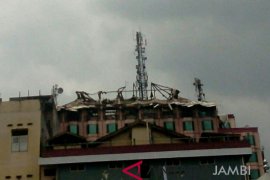 Telkom kesulitan evakuasi menara gosong di atap Novita